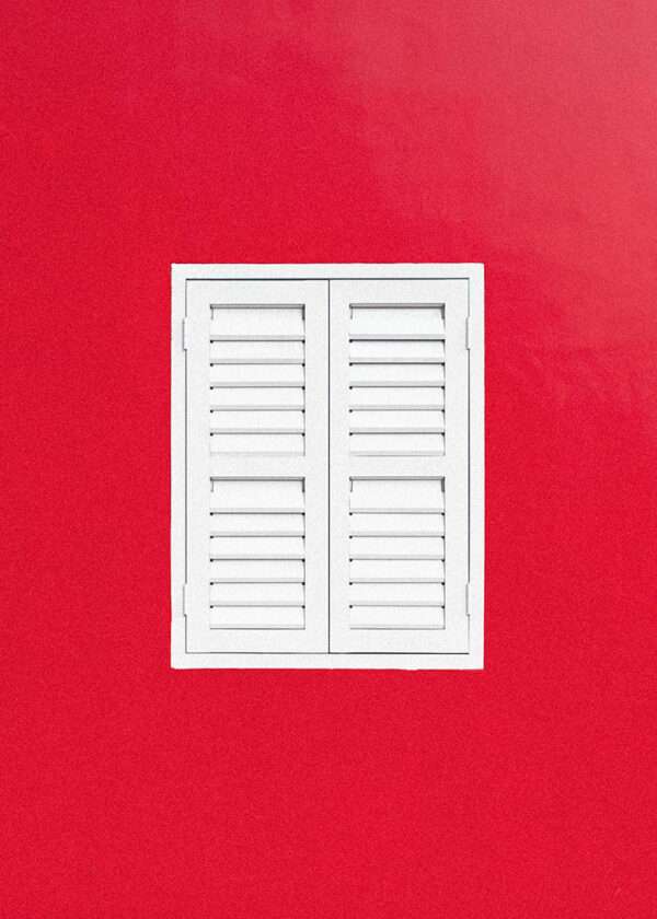 finestra bianca su rosso